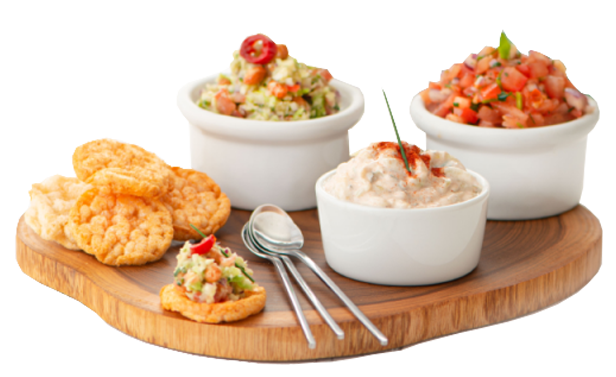 Veselīgas uzkodas – proteīna čipsi ar svaigām mērcēm un dārzeņu salsu uz koka paplātes.