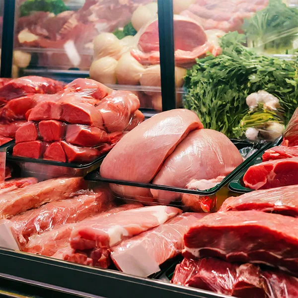 Svaiga iepakota gaļa vitrīnā ar dažādiem liellopa un cūkgaļas griezumiem